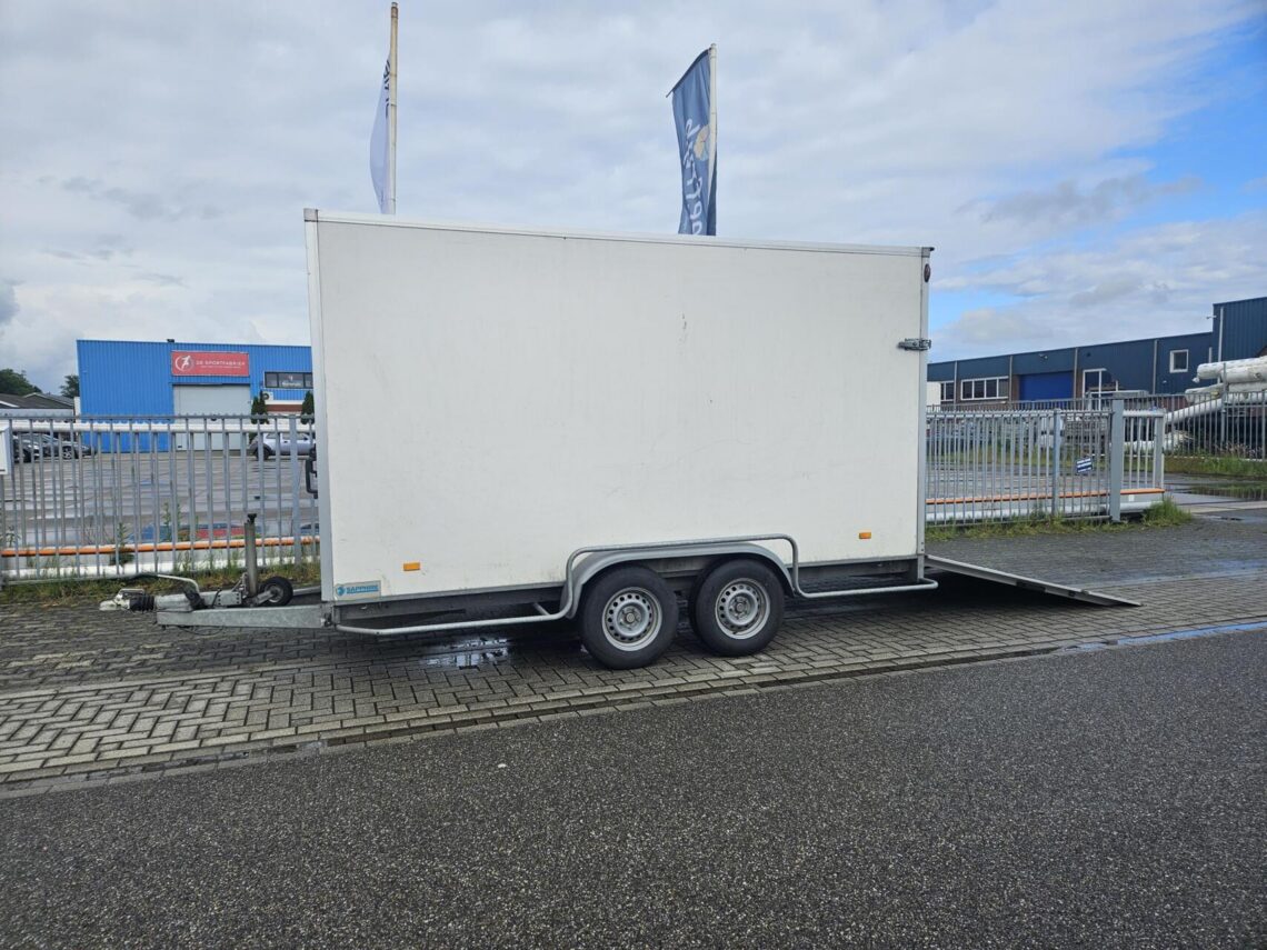 Hapert Gesloten | 400 x 180 x 210 cm | 3000 kg